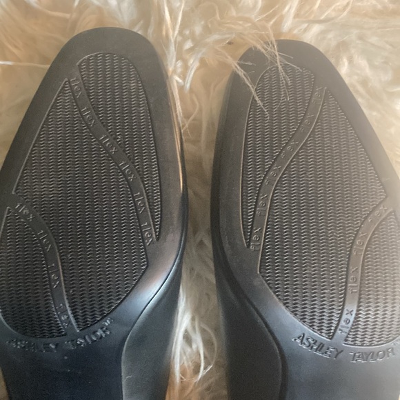 New Women’s Ashley Taylor’s Gray Dress Pumps
7 1/2. - Picture 7 of 10